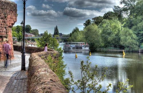 Beautiful period cottage, exceptional riverside location in the heart of Chester - Photo 45