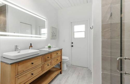 Oakland Oasis 4BDHeated PoolSpa5min to beach - Photo 28