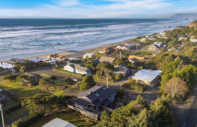 Half Block to Beach w/ Oceanview, Patio + Balcony The Shore Pine by Avantstay - Foto 2