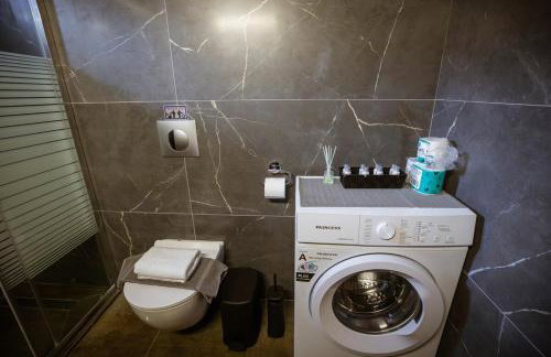 Riverside Escape ,modern residence with courtyard - Photo 11