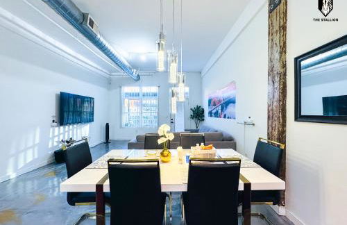 The Stallion #103 - Walk to Attractions - Modern 2BD Loft in Downtown with Patio - Foto 6