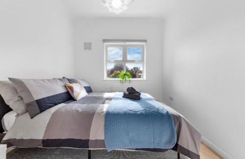 Cozylease 3 Bedroom Canary Wharf Family,Workcation, Fast WiFi, Workspace,1 stop to City - Photo 35