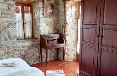 Large Stone Villa with garden. - Foto 22