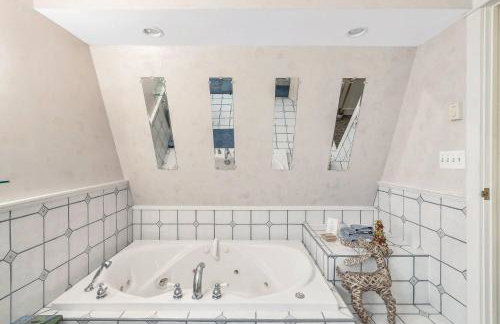 Quiet Getaway with Queen Bed & Wi-Fi - Foto 8