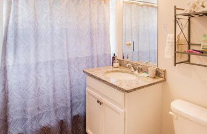 Stylish 2BR w Full Kitchen, Laundry & Cen Air - Foto 14