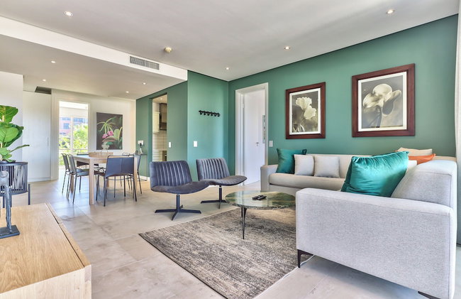 Luxury Three Bedroom Apartment - Fully Furnished and Equipped - Photo 11