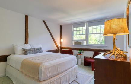 Historic Barn Retreat w Pool Pond Views Longview Pond Lodge by AvantStay - Foto 25