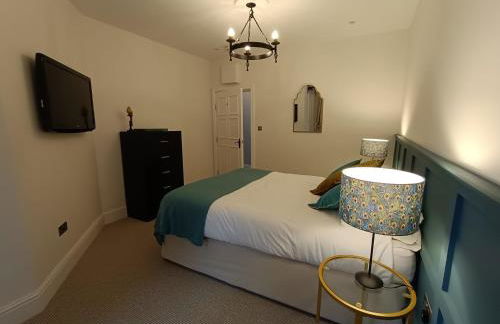 The West Wing at Eriviat Hall Hot Tub - Photo 55