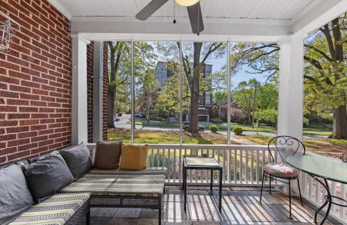 Luxurious Myers Park Living with Screened Porch - Foto 19