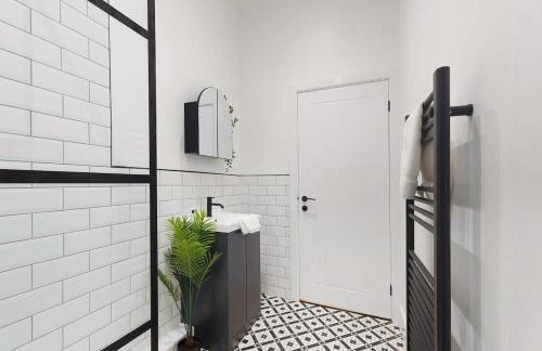 Convenient 2BR Stay on Gladstone Street Near Transport - Photo 36