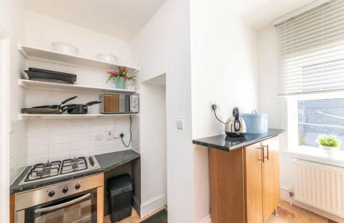 Lovely main door 1 bedroom holiday flat with patio - Foto 6