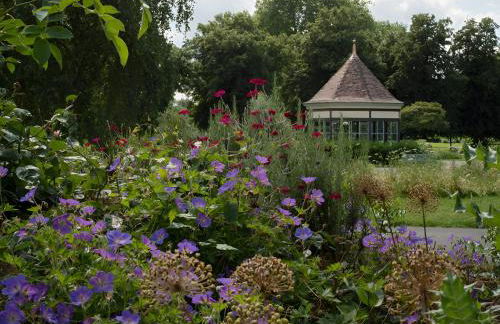 Earthy Elegance Stylish 4BR for Urban Escapes - Foto 62