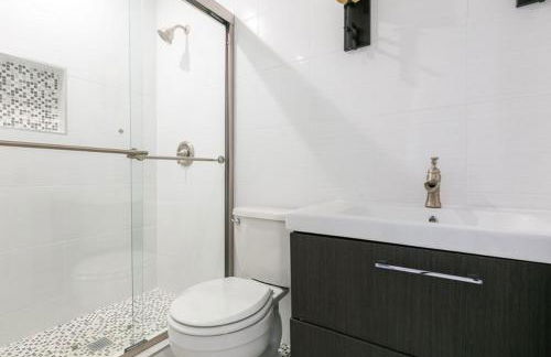 Shores Perfection - Spa, AC, Pet Friendly, Parking, Fire Pit & Massive Private Yard! - Foto 22