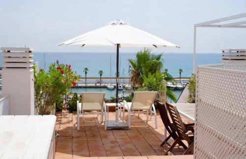 Stunning sea views over marina with swimming pool - Photo 3