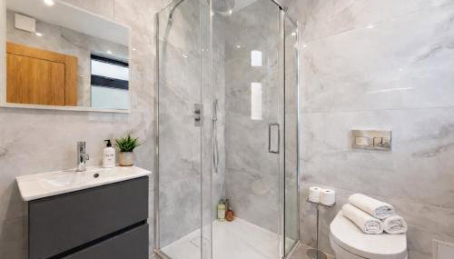 Exquisite 4BR Designer Home with Smart Features, Free Parking & SkyStream - Sleeps Up To 10 in Gerrards Cross SL9 - Foto 3