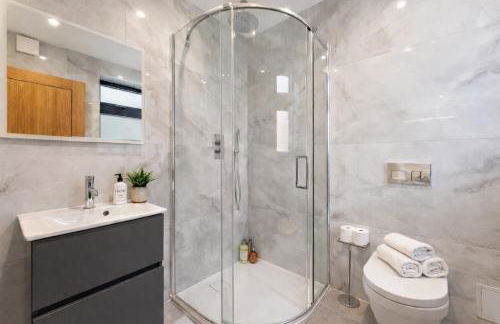 Exquisite 4BR Designer Home with Smart Features, Free Parking & SkyStream - Sleeps Up To 10 in Gerrards Cross SL9 - Photo 3