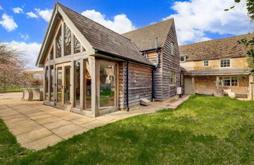 Hiron's Piece and Honeysuckle Cottage - with Hot Tub - Photo 3