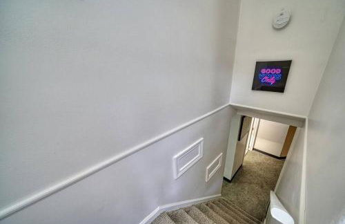 Beautiful Modern home with all year use HOT TUB, Pool table, Game room, & Propane fire pit!! - Foto 27