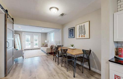 Lovely home on 2+ acres with views, firepit & outdoor kitchen - wedding perfect - Photo 6