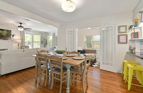 Whimsical Bluebird Cottage Hot Tub Patio Pet Friendly Central Location - Foto 7