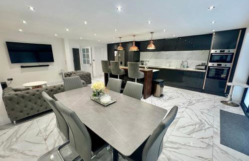 Luxury 5BR Stay With City Access - Photo 40