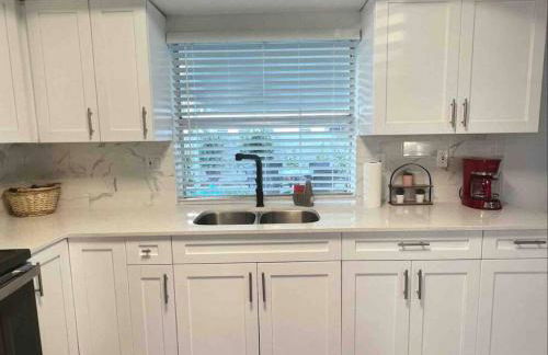 Royal Luxe Pool Home near Ft Laud airport and each - Photo 25