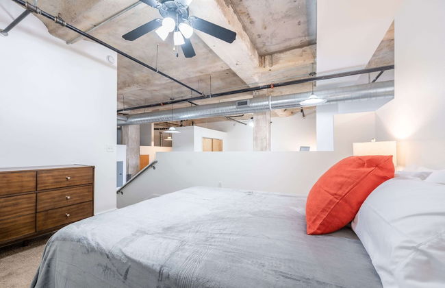 Luxury Historic Loft with Gym - Photo 29