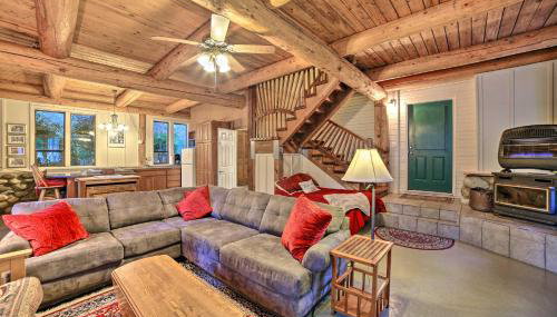 5-Acre Cozy Bow Cabin with Fire Pit and Hiking Nearby! - Foto 3