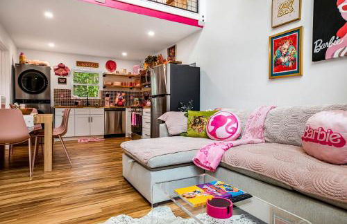 Unique Barbie-Themed Pink Cabin in Black Mountain, North Carolina - Foto 23