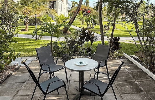 NEW Stunning Beachfront Condo at the Coral Beach - Foto 61