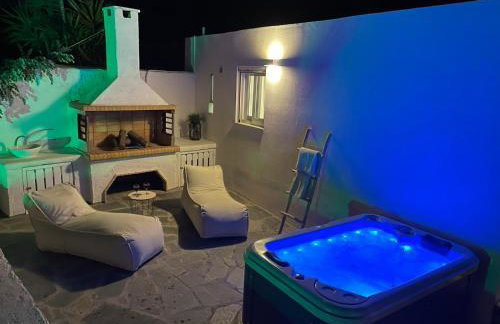 Irini's B & W house with jacuzzi - Photo 3