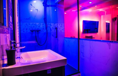 SECRET SUITE "Mr Grey" - Jacuzzi privatif - Gare RER C - Proche Paris - Foto 3
