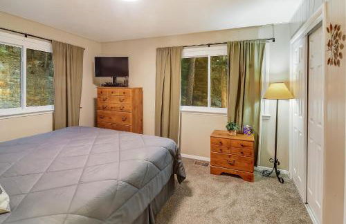 Cozy Mountain Home with Great Views, Deck & WiFi - Photo 8