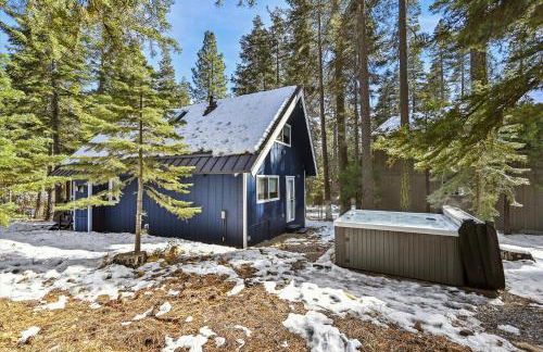 Cobalt Cabin by Tahoe Getaways - Beautifully Remodeled Pet Friendly 3 BR with Hot Tub & EV - Foto 2