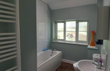 Entire house with gated parking - Photo 3