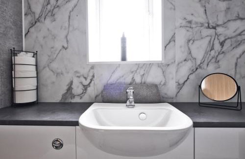 Westhoughton 3 Bedroom House - Free Parking - Photo 22