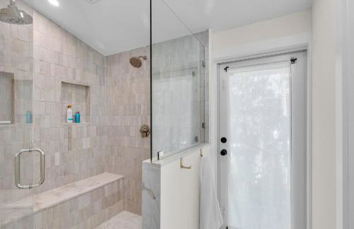 NEW LISTING! Reel Joy Waterfront Luxe with Pool and Private Dock home - Foto 26