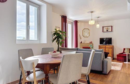 Le Baron Rouge - T4 Élégant & Spacieux - Parking Privé - 6 personnes - Climatisation - Centre ville de Saint-Etienne - Foto 3