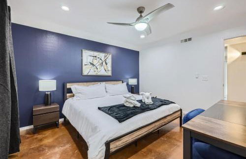 Your Walkable King Bed Getaway - Sleeps 4 - Pool Pkg - Foto 11