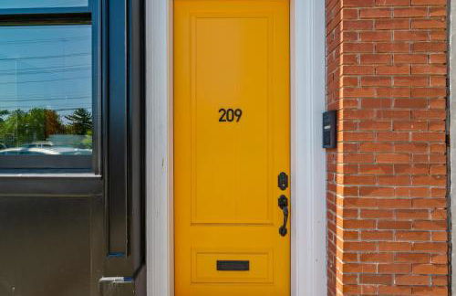 Modern 3BR Condo Walk to Downtown and UT with Parking - Foto 39