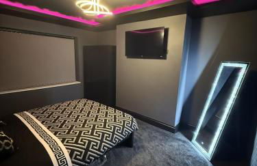 SK Stays Modern Luxury Home With Jacuzzi Bath & Cinema Room - Foto 18