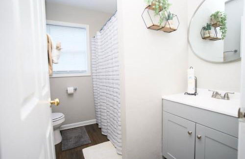 Modern Two BR Townhome, Workspace, Free Parking and Wi-Fi - Foto 11