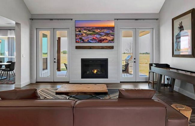 New Luxury Texas Farmhouse - Photo 36