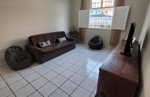 casa em rua tranquila a 200 metros do agito do Rio Vermelho e praia - Foto 12