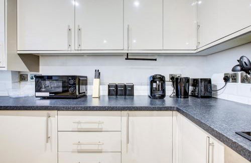 The Iver - 3BR - Spacious House - Free Parking - Photo 12