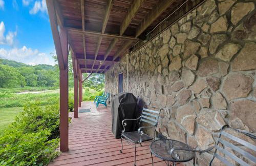 30 Mins to Boone, Fire Pit, Hot Tub, 3 porches, Dogs OK - Photo 25