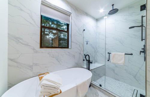 Spectacular New 4BR Townhome: Garage, Jacuzzi, BBQ - Photo 18