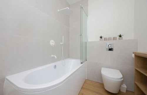 Stylish Apartment by the Lake with Balcony in Zegrze by Noclegi Renters - Foto 21