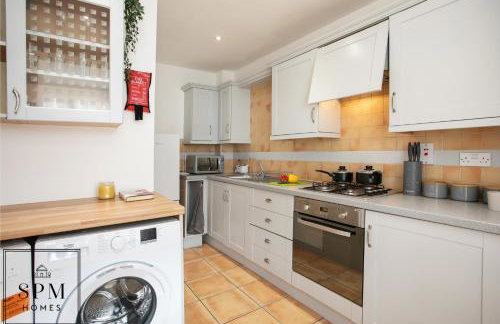 Large 3 Bed House - Long Stays Welcome - Smart TVs in Each Bedroom - Parking - Wifi - Foto 17