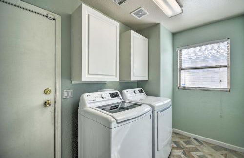 1 Mi to Surprise Stadium! Desert Poolside Oasis - Foto 24